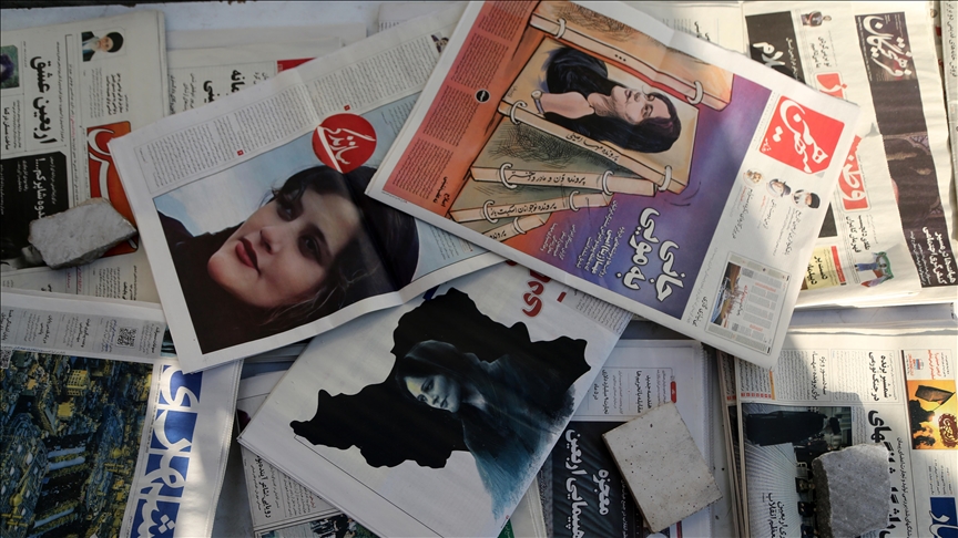 وفاة "مهسا أميني" تتصدر عناوين الإعلام في إيران (الأناضول)