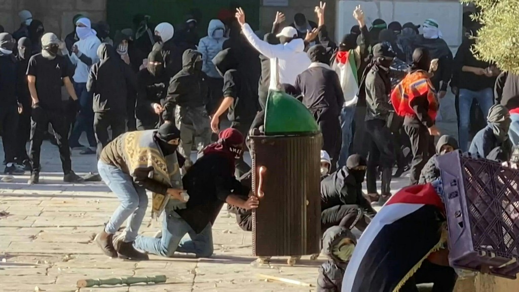 شهدت نابلس طوال ساعات أمس اشتباكات بين نشطاء وعناصر من الأجهزة الأمنية الفلسطينية تخللها احتجاجات شعبية ورشق سيارات عسكرية بالحجارة (أ ف ب)