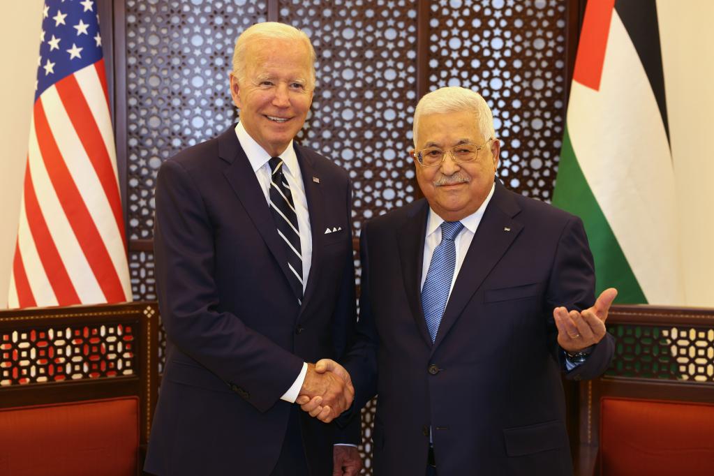 في الصورة الملتقطة يوم 15 يوليو 2022، الرئيس الفلسطيني محمود عباس يلتقى بالرئيس الأمريكي جو بايدن (يسارا) في مدينة بيت لحم بالضفة الغربية.(شينخوا) 