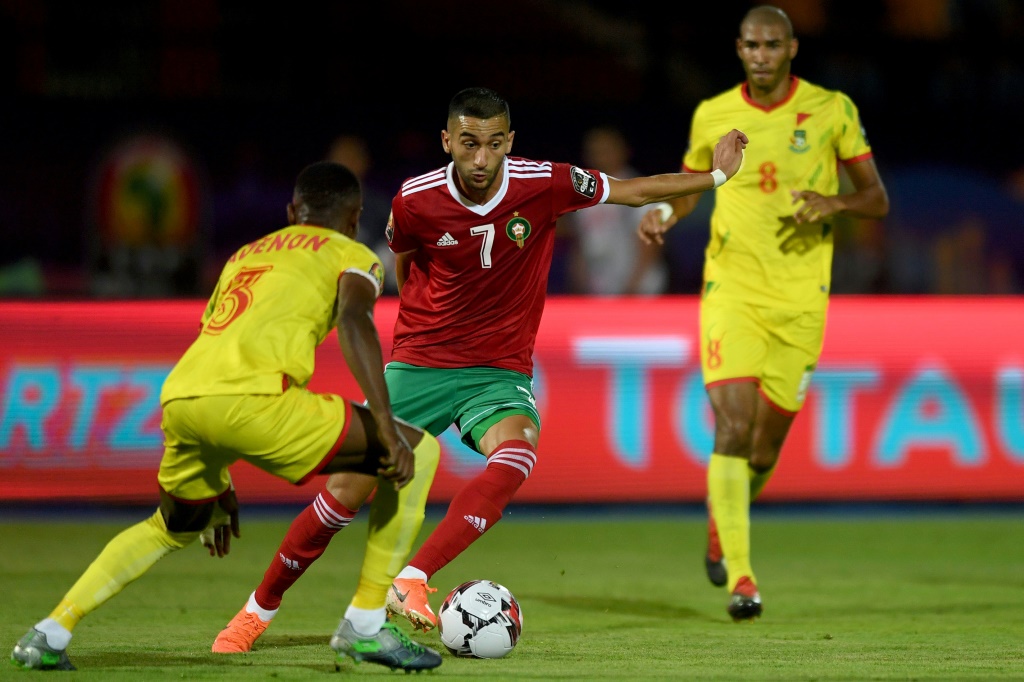جناح منتخب المغرب حكيم زياش (وسط) محاولا تخطي احد لاعبي بنين خلال كأس الامم الافرييقية. 5 تموز/يوليو 2019 (ا ف ب)