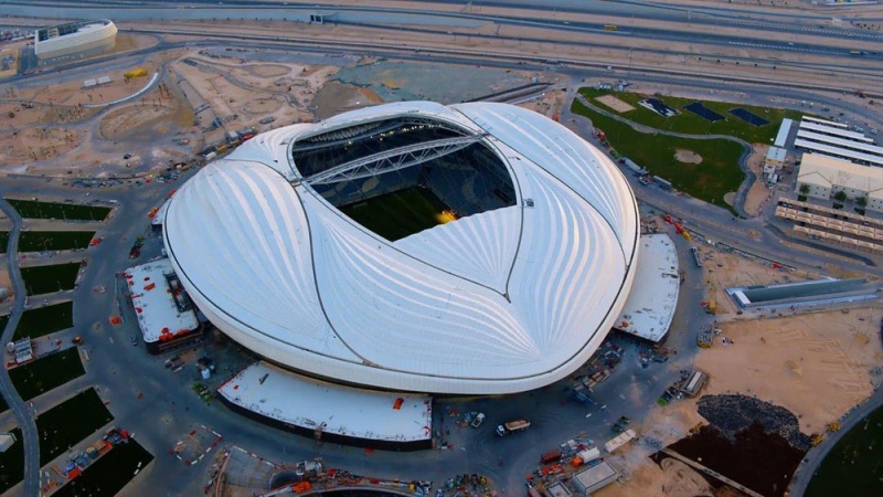ملعب الجنوب المونديالي، أحد الملاعب الثمانية المستضيفة لكأس العالم، الذي صممته المعمارية الراحلة زها حديد (تواصل اجتماعي)