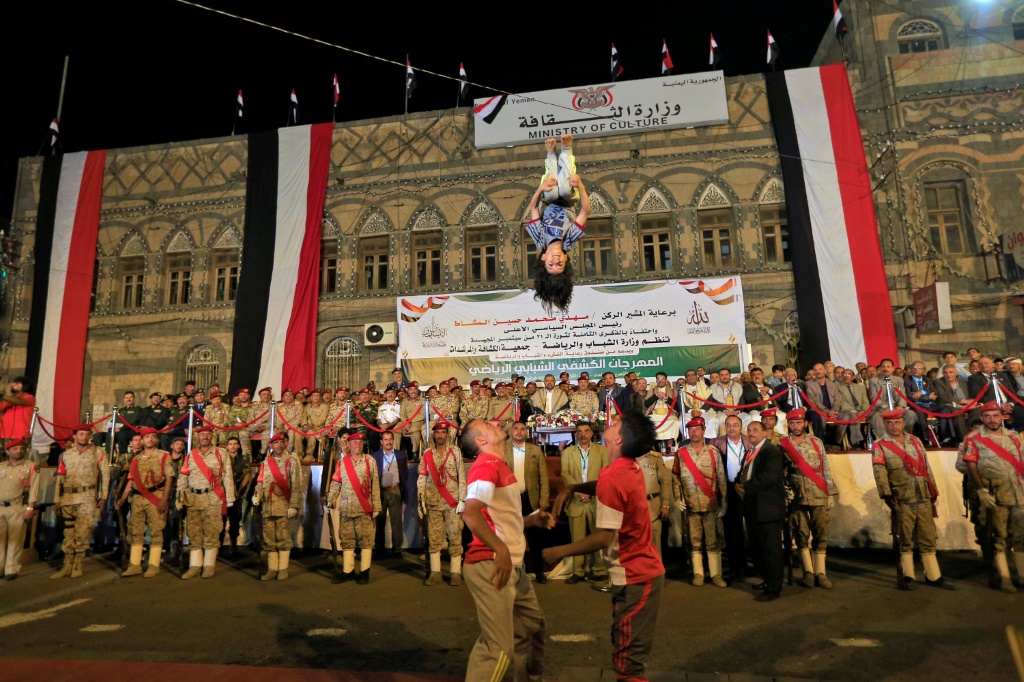 مشاركة رياضيين شباب في عرض عسكري نظمه الحوثيون في 20 أيلول/سبتمبر 2022 في العاصمة اليمنية صنعاء بمناسبة الذكرى الثامنة لسيطرتهم عليها (أ ف ب)