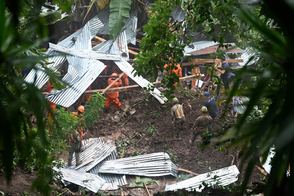 فرق إنقاذ تبحث عن ضحايا انهيار أرضي في قرية هويزوكار الواقعة على بعد 16 كلم جنوب غرب العاصمة سان سلفادور (ا ف ب).