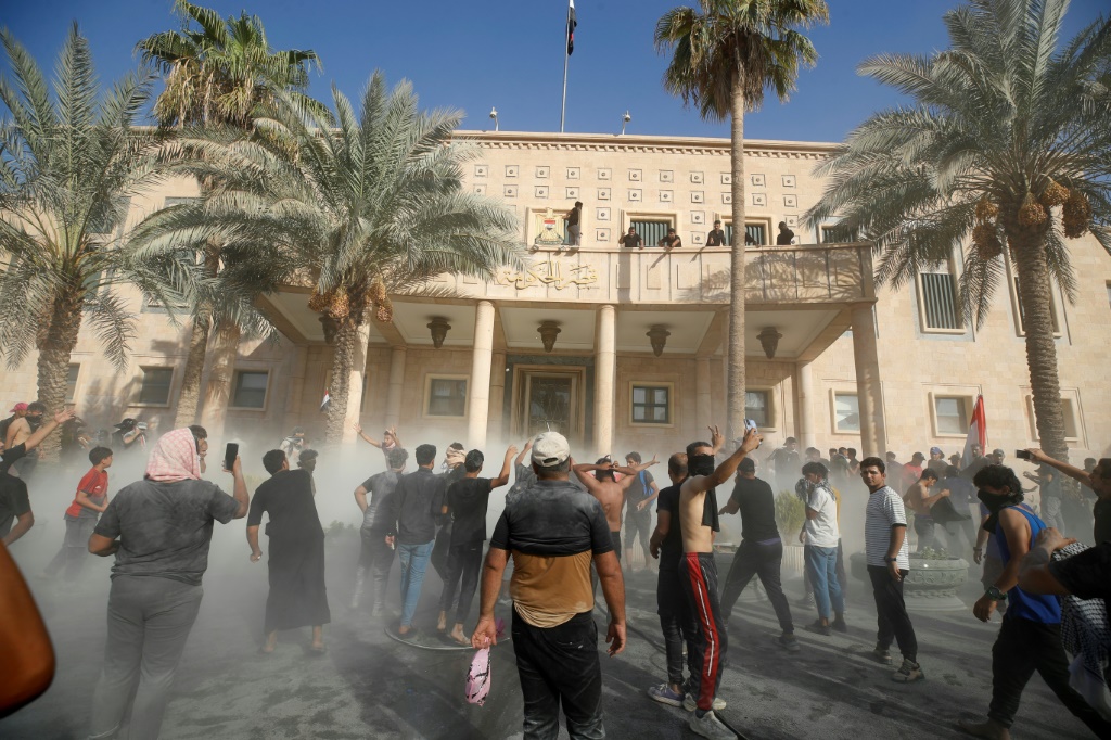 في آب/أغسطس 2022، اقتحم أنصار الصدر القصر الجمهوري في المنطقة الخضراء المحصنة (أ ف ب)
