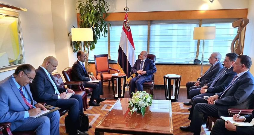 رئيس مجلس القيادة الرئاسي اليمني رشاد العليمي، مع الأمين العام لمجلس التعاون الخليجي نايف الحجرف (سبأ)