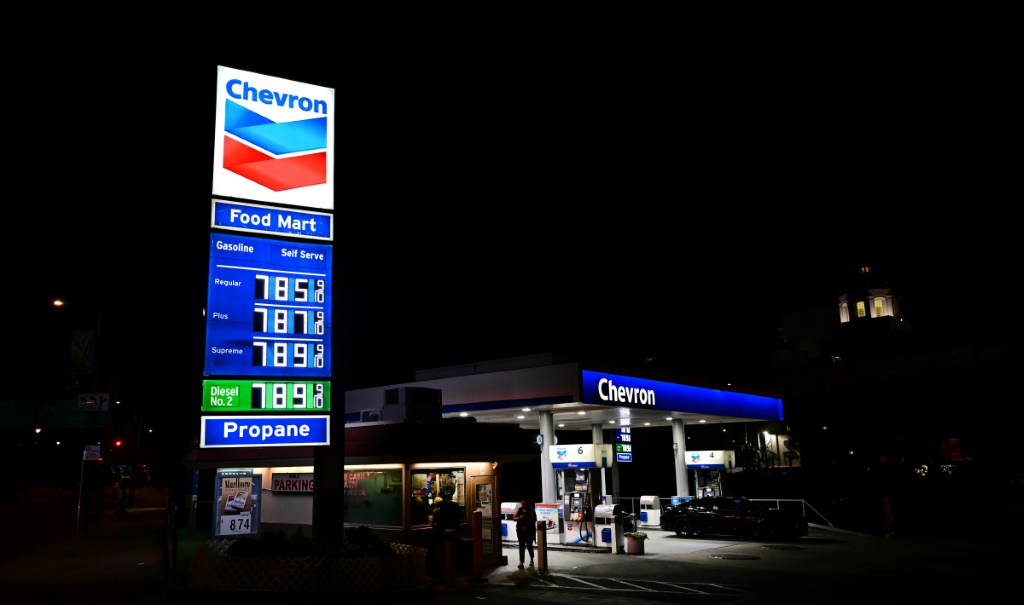 محطة وقود تعرض سعر الغالون بأكثر من 7 دولارات في لوس أنجليس، كاليفورنيا في 22 حزيران/يونيو 2022 (ا ف ب)