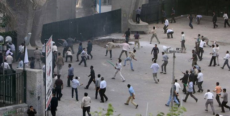 مناوشات بين الطلاب وقوات الباسيج في مدخل جامعة طهران يوليو 1999 (فارس)