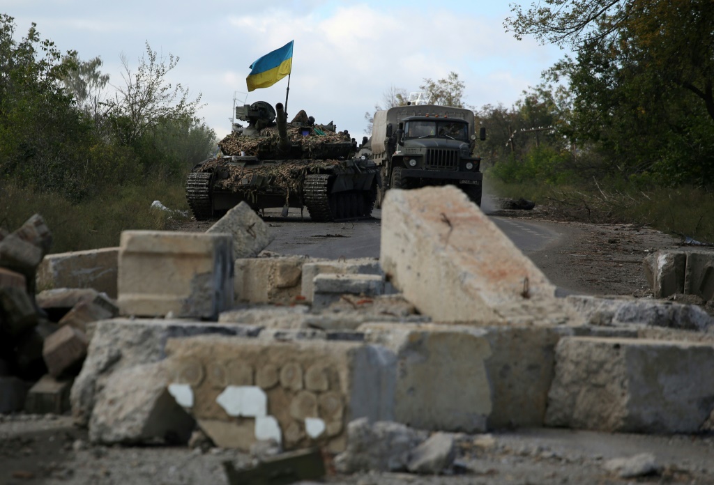 دبابة أوكرانية على طريق في منطقة دونيتسك بتاريخ 22 أيلول/سبتمبر 2022 (ا ف ب)