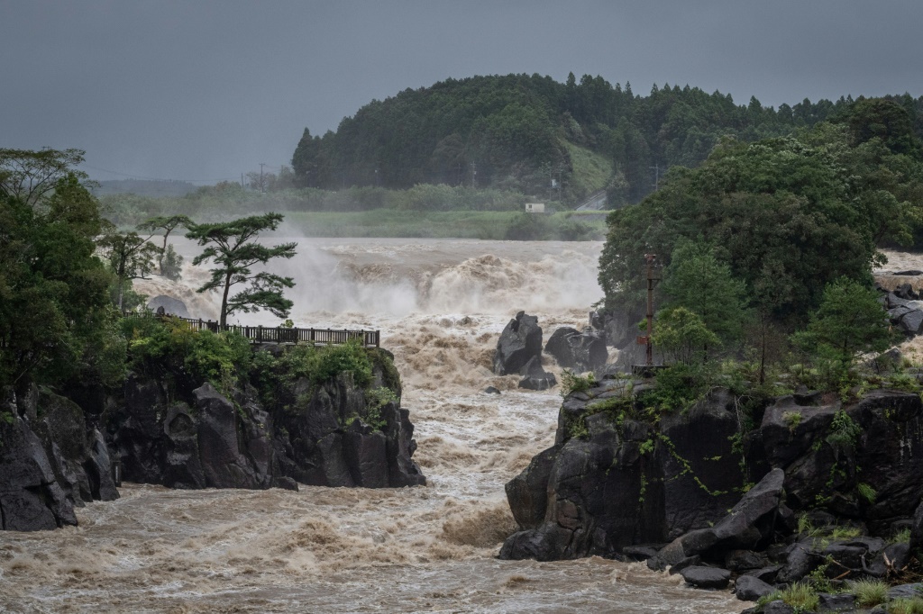 جريان المياه في نهر سنداي غداة الإعصار نانمادول في منطقة كاغوشيما اليابانية بتاريخ 19 أيلول/سبتمبر 2022 (ا ف ب)