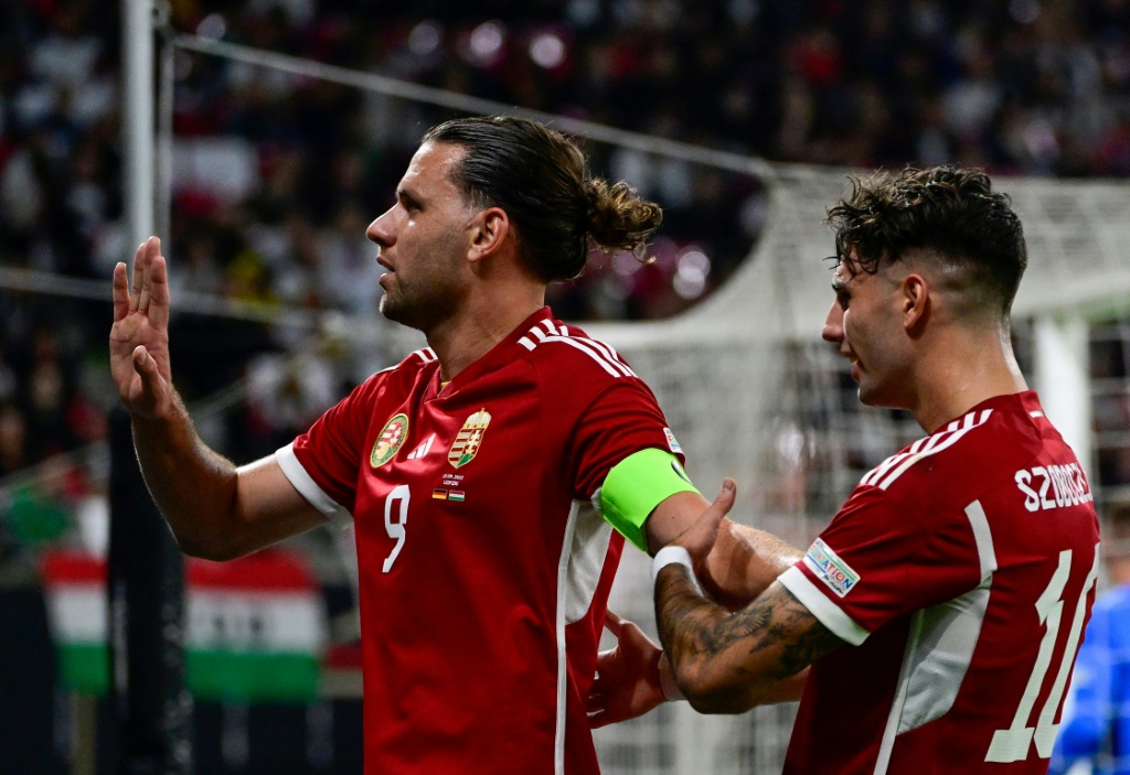 ادم شالاي (يسار) يحتفل بافتتاح التسجيل للمجر في مرمى مضيفتها المانيا في دوري الامم الاوروبية لكرة القدم. لايبزيغ في 23 ايلول/سبتمبر 2022 (ا ف ب)