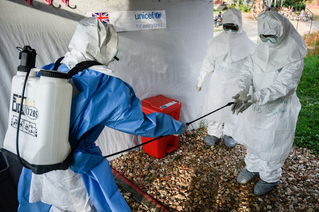 هملية تطهير من فيروس ايبولا في مستشفى بويرا غرب اوغندا في 12 كانون الاول/ديسمبر 2018 (ا ف ب)