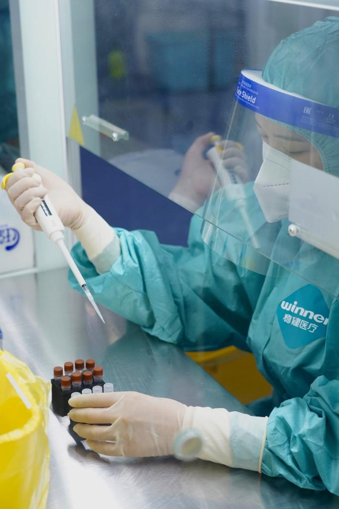 في الصورة الملتقطة يوم 5 سبتمبر 2022، عامل طبي في معمل اختبار منفوخ بالهواء لفحص الحمض النووي في مدينة تشنغدو بمقاطعة سيتشوان في جنوب غربي الصين. (شينخوا)