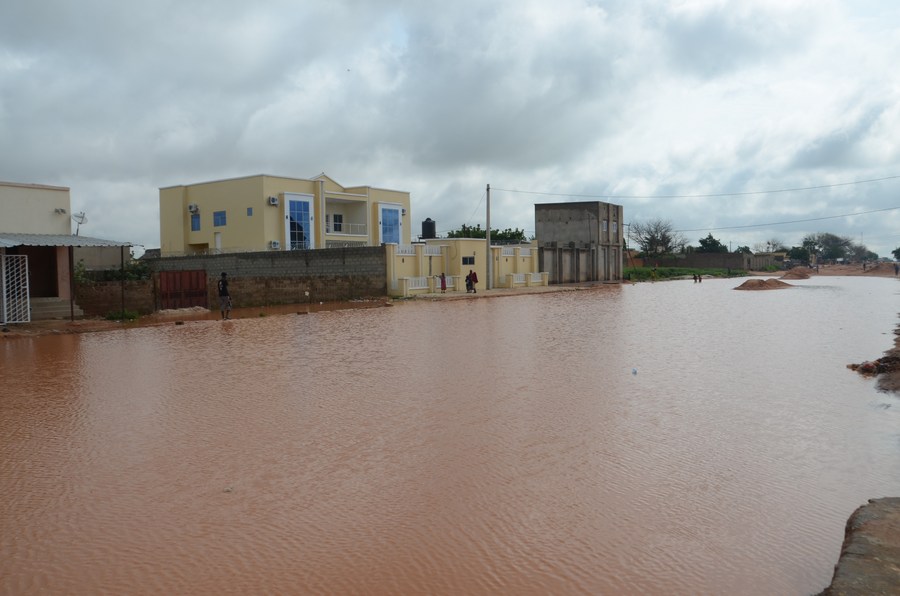 صورة أرشيفية تظهر طريقا مغمورا بالمياه بعد هطول أمطار غزيرة في مارادي بالنيجر يوم 2 سبتمبر 2022. (شينخوا)