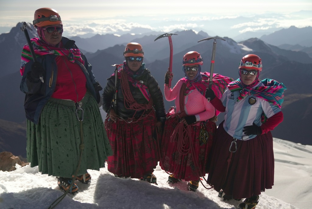 أربع نساء من شعب أيمارا الأصلي عند قمة هويانا بوتوسي على علو 6088 مترا قرب مدينة إل ألتو البوليفية في 14 آب/أغسطس 2022 (ا ف ب)