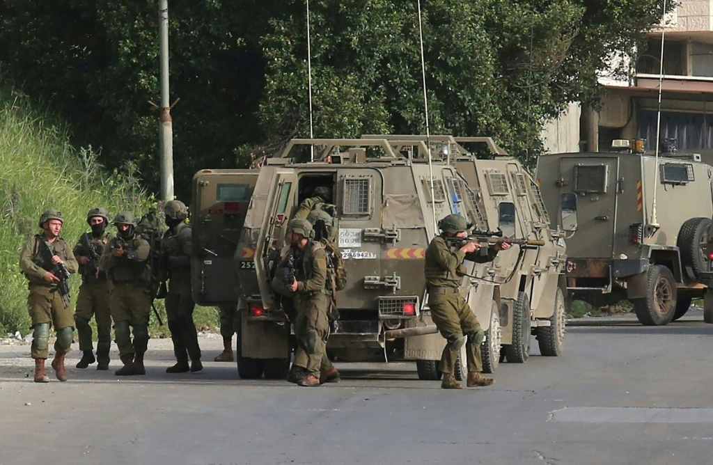 تشهد الضفة الغربية مواجهات شبه يومية بين الفلسطينيين والجيش الإسرائيلي الذي ينفذ مداهمات لاعتقال "مطلوبين" (أ ف ب)