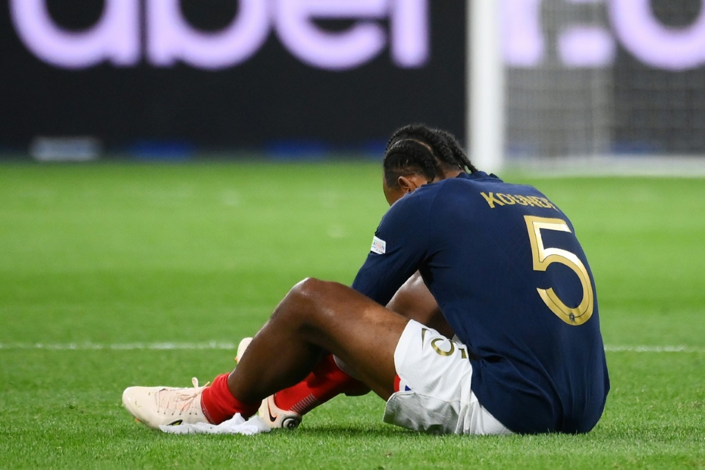 المدافع الفرنسي جول كونديه جالساً على الأرض بعد تعرضه لاصابة خلال مباراة منتخب بلاده أمام النمسا في مسابقة دوري الأمم الأوروبية (ا ف ب)
