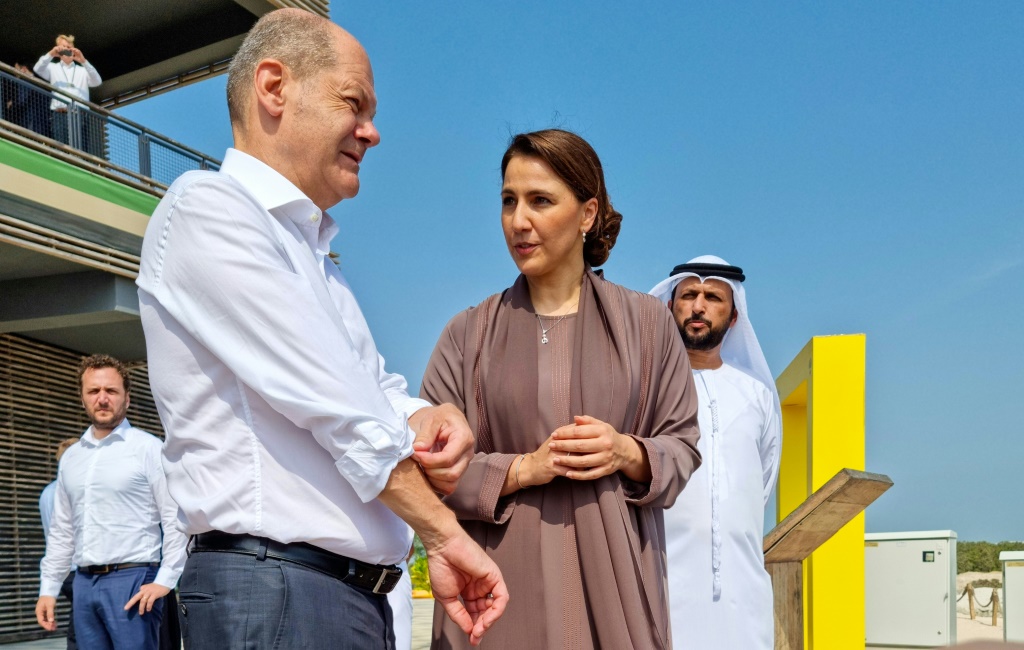 المستشار الألماني اولاف شولتس ووزير التغير المناخي مريم المهيري في منتزه جزيرة جبيل في أبوظبي في 25 أيلول/سبتمبر 2022 (أ ف ب)