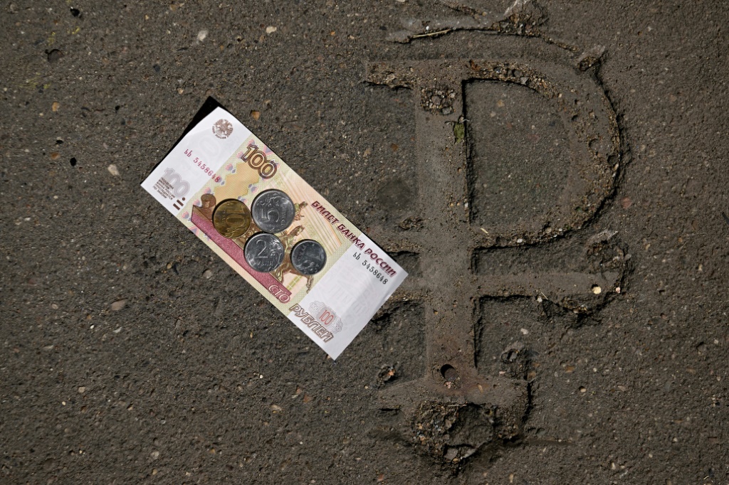 صورة لورقة روبل نقدية في موسكو بتاريخ 29 حزيران/يونيو 2022 (أ ف ب)