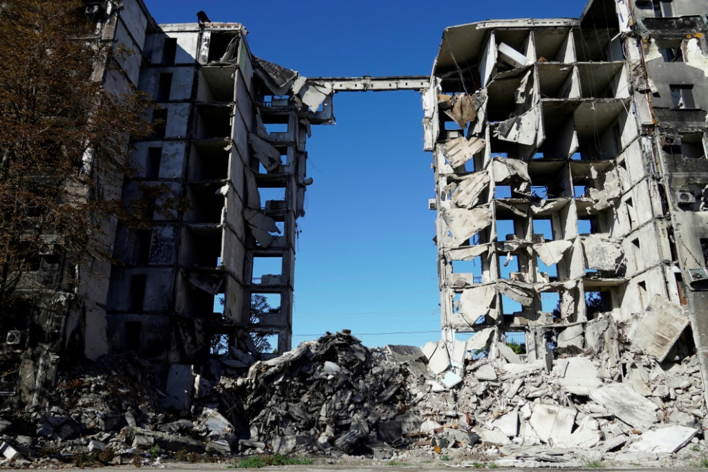 مبنى سكني مدمر في مدينة ماريوبول الأوكرانية في 25 أيلول/سبتمبر 2022 (أ ف ب)