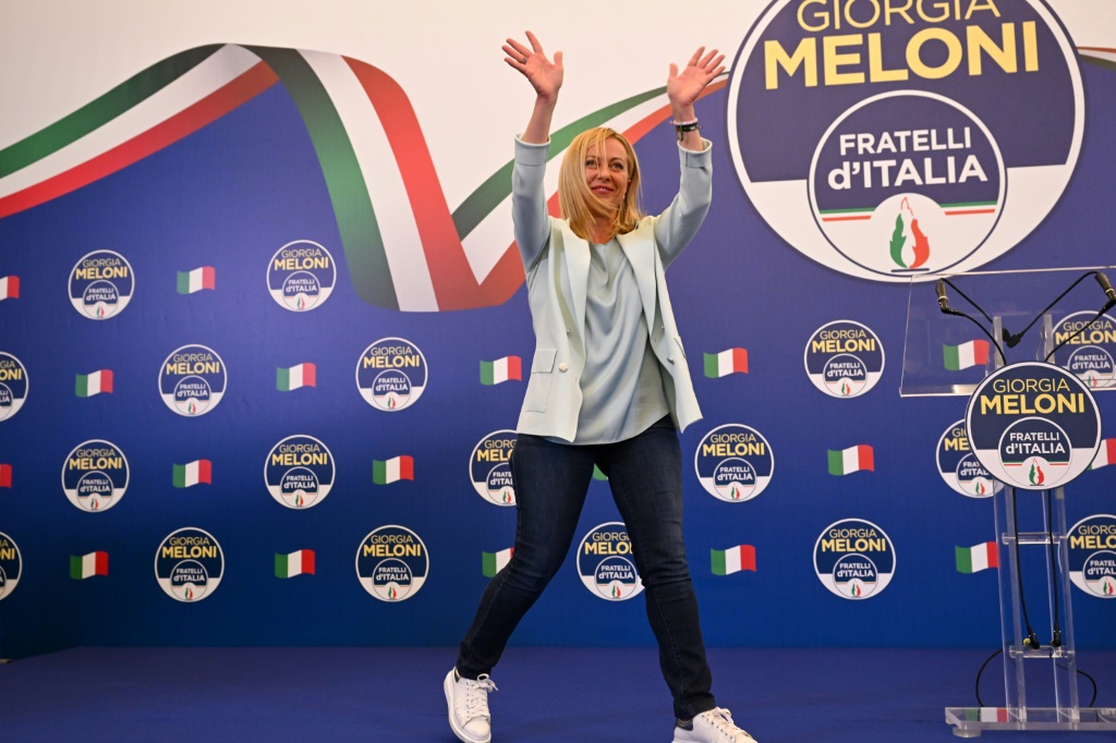    صورة لجورجيا ميلوني زعيمة حزب "إخوة إيطاليا" الذي يتصدر نتيجة الانتخابات التشريعية بتاريخ 26 أيلول/سبتمبر 2022 (أ ف ب)