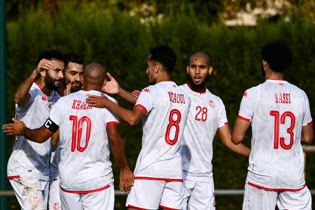 سجل الخنيسي (يسار) هدف الفوز لتونس على جزر القمر (ا ف ب)