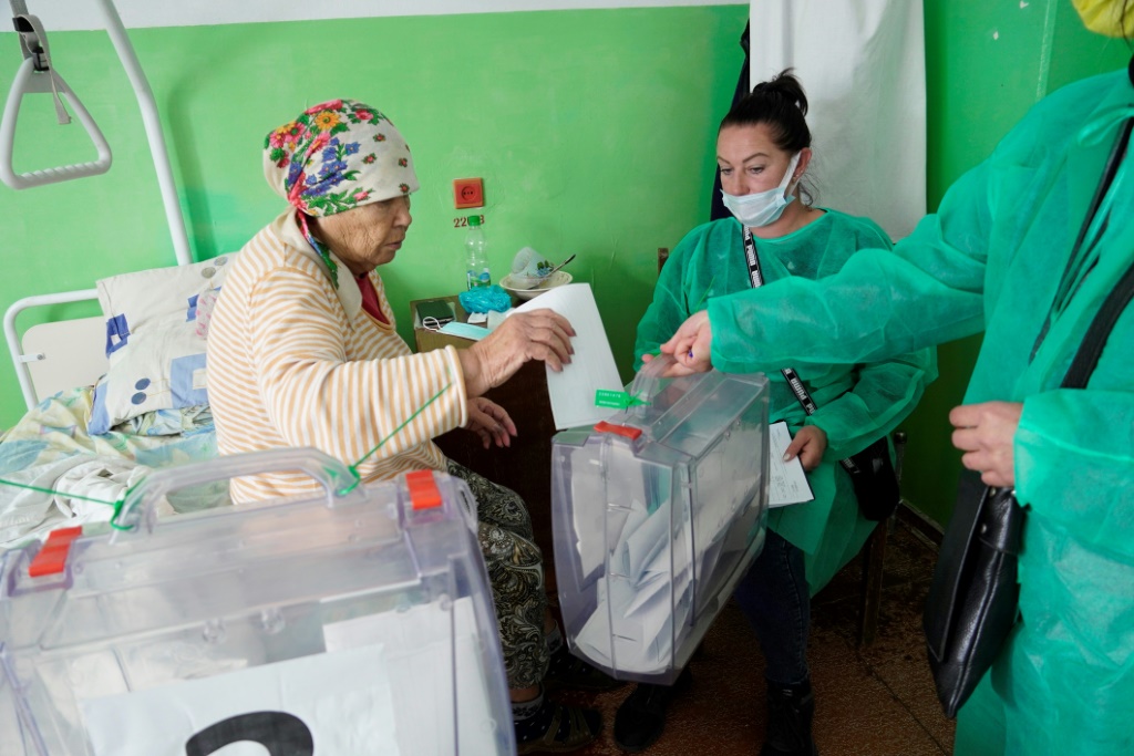 امرأة تدلي بصوتها في استفتاء في مستشفى برديانسك في أوكرانيا في 26 أيلول/سبتمبر 2022 (ا ف ب)