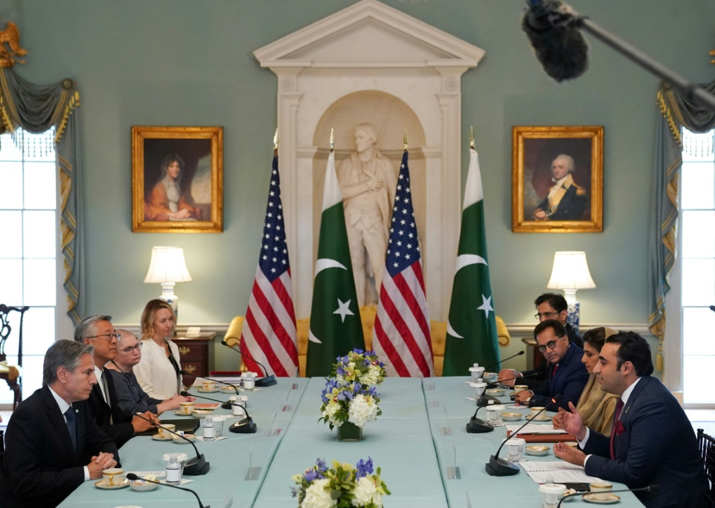 وزير الخارجية الأميركي أنتوني بلينكن (يسار) مجتمعاً بنظيره الباكستاني بيلاوال بوتو-زرداري في مقرّ وزارة الخارجية في واشنطن في 26 أيلول/سبتمبر 2022 (ا ف ب)