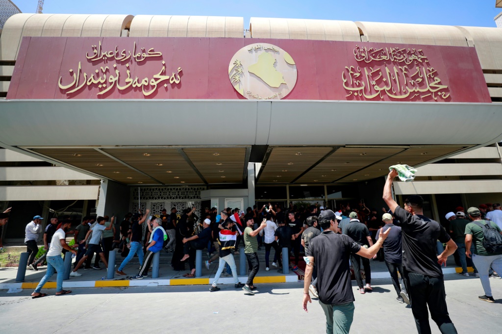 متظاهرون يدخلون مبنى البرلمان العراقي في المنطقة الخضراء في بغداد في 30 تموز/يوليو 2022 (ا ف ب)