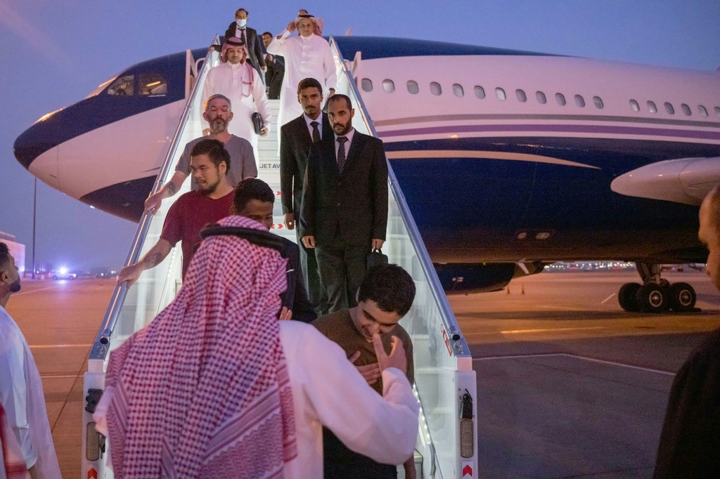 صورة نشرتها وكالة الأنباء السعودية تظهر أسرى حرب مفرج عنهم لدى وصولهم مطار الرياض في 21 أيلول/سبتمبر 2022 (أ ف ب)