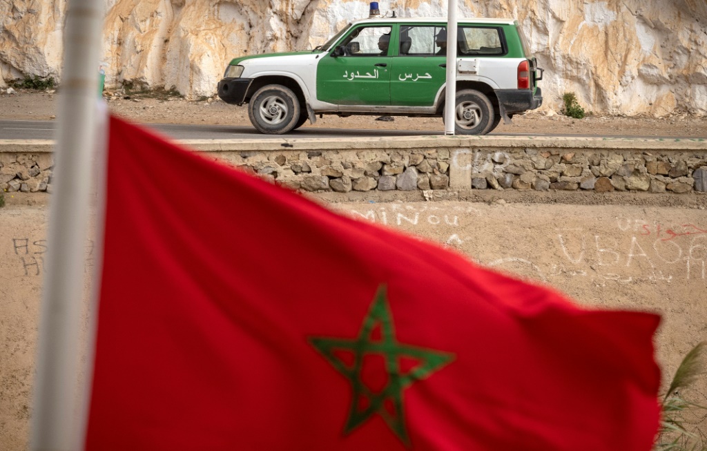 لقطة من منطقة وجدة المغربية الحدودية تظهر دورية جزائرية في الجانب الآخر من الحدود في الرابع من تشرين الثاني/نوفمبر 2021 (أ ف ب)