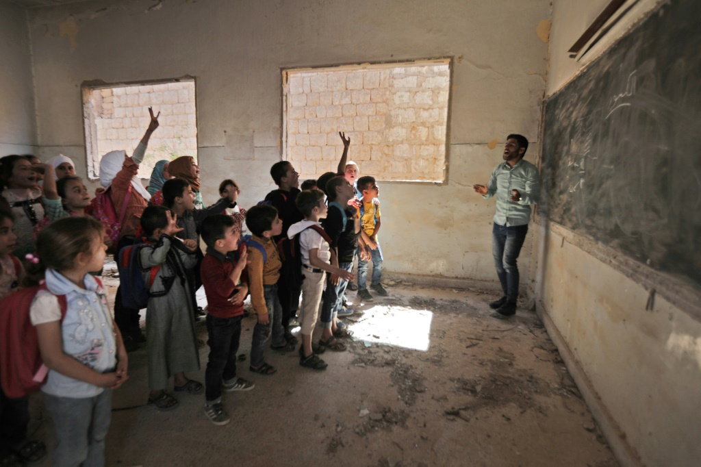 قال أحد المعلمين: "بسبب الحرب ، دمرت معظم المدارس في المدينة ولا يمكننا إصلاحها" (أ ف ب)