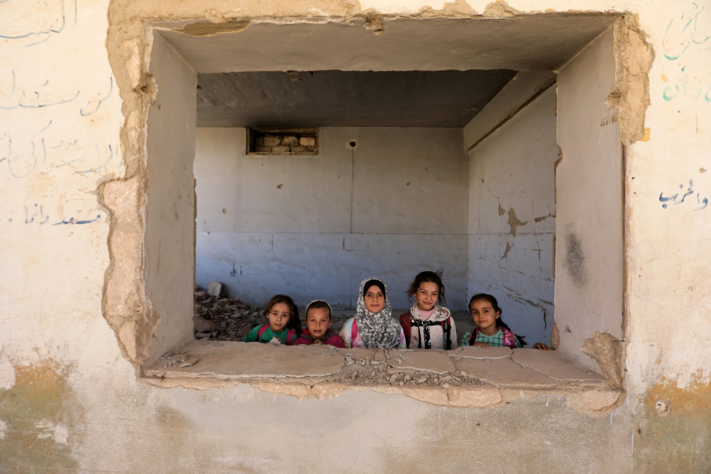 مدرسة تادف المؤقتة هي واحدة من العديد من المحاولات اليائسة لتوفير التعليم في شمال غرب سوريا المحاصر ، حيث لا يحصل 44 بالمائة من الأطفال في سن المدرسة على التعليم ، وفقًا للأمم المتحدة. (أ ف ب)
