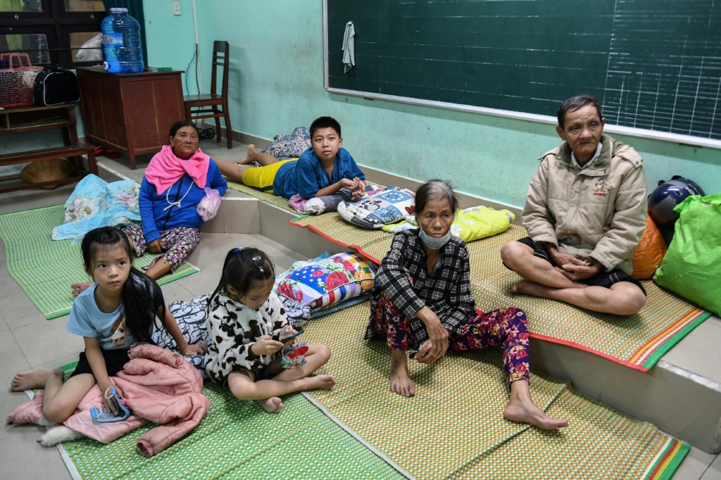 فيتناميون لاجئون إلى مدرسة مع مرور الإعصار نورو في هوي ىن في 27 أيلول/سبتمبر 2022 (ا ف ب)