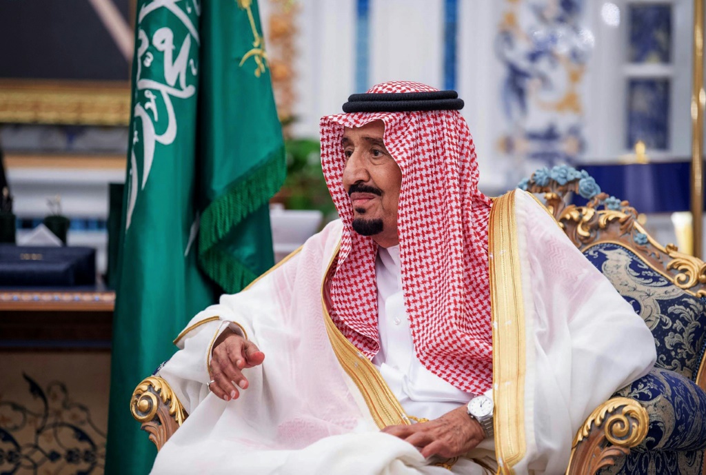 العاهل السعودي الملك سلمان بن عبد العزيز خلال لقائه الرئيس الاميركي جو بايدن في جدة في 15 تموز/يوليو 2022 (ا ف ب)