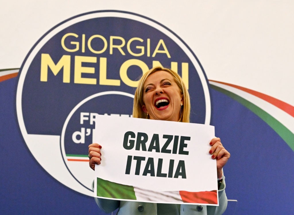 زعيمة حزب فراتيلي ديتاليا (إخوة إيطاليا) جورجيا ميلوني، تحمل بطاقة كتب عليها "شكرا إيطاليا" بعد فوز حزبها في الانتخابات، ليل 26 أيلول/سبتمبر 2022 في روما (ا ف ب)