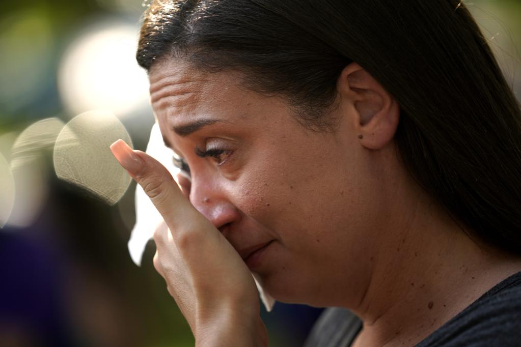 صورة أرشيفية تظهر إمرأة تنعي ضحايا حادث إطلاق نار جماعي شهدته مدرسة في تاون سكوير في أوفالدي، تكساس، الولايات المتحدة، 28 مايو 2022. (شينخوا)