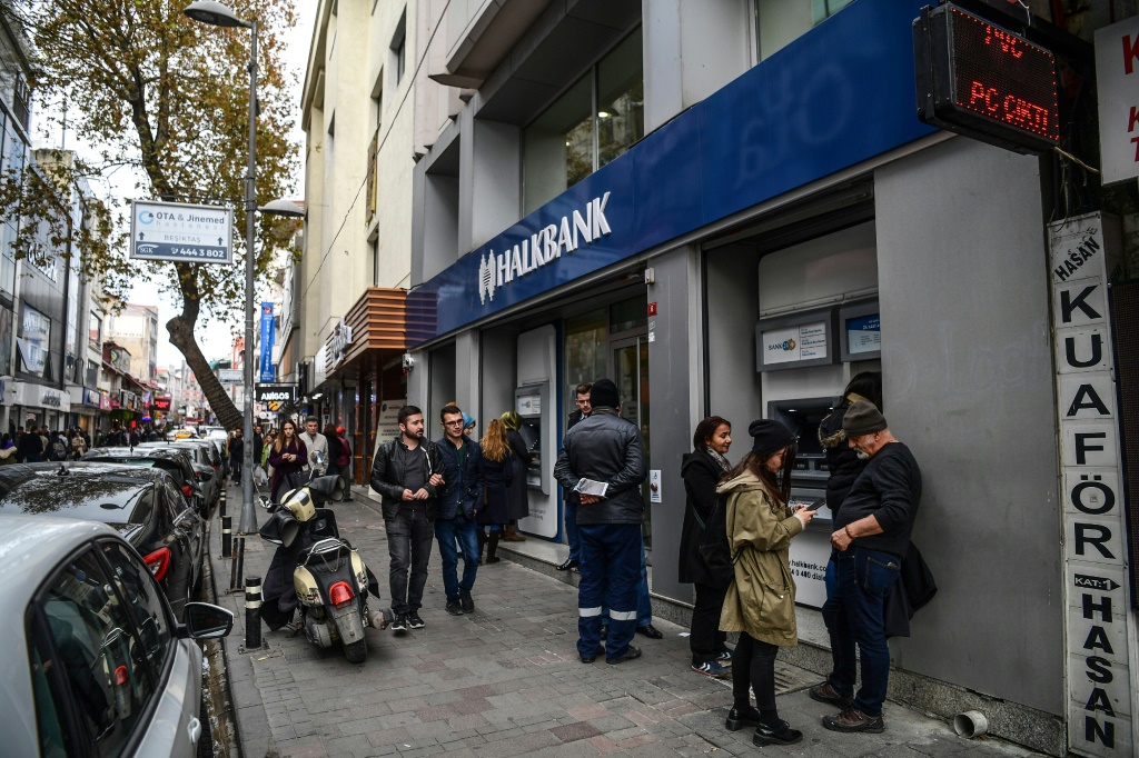 كان Halkbank واحدًا من ثلاثة بنوك حكومية تركية لا تزال تعالج معاملات بطاقة Mir المصرفية الروسية (ا ف ب)