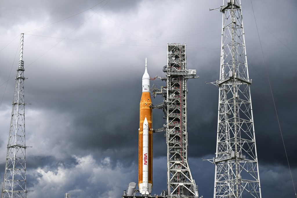 صاروخ "اس ال اس" البرتقالي والأبيض في منصة 39B التابعة لمركز كينيدي الفضائي في فلوريدا (ا ف ب)