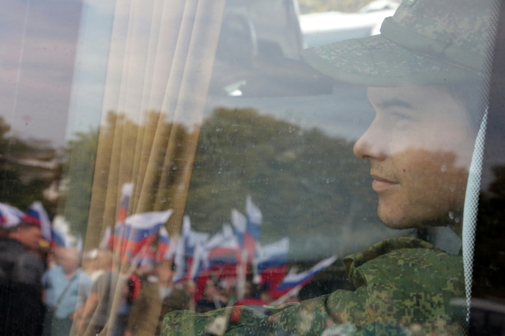  جنود الاحتياط الذين تم تجنيدهم خلال التعبئة يحضرون مراسم مغادرة في شبه جزيرة القرم ، التي ضمتها روسيا في عام 2014 (ا ف ب)