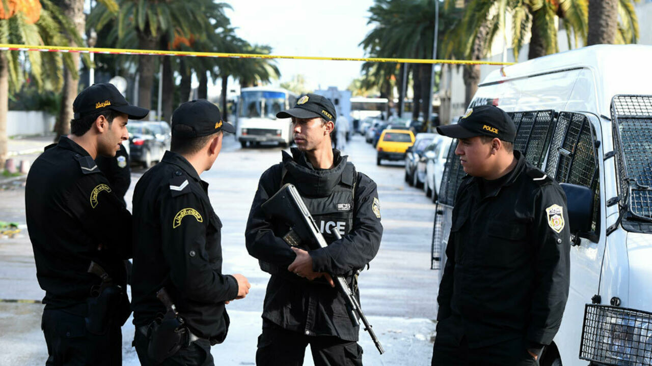 تم توقيف عناصر الشرطة الثمانية الجمعة بقرار من محكمة عسكرية بينما كانوا يشاركون في احتجاج في صفاقس من أجل "مطالب مهنية واجتماعية"(أ ف ب)