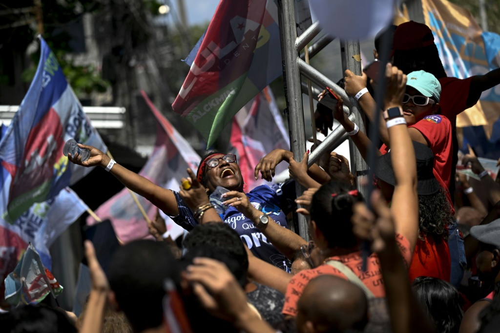 تظهر استطلاعات الرأي أن لويز إيناسيو لولا دا سيلفا في المقدمة قبل الجولة الانتخابية الأولى المقبلة في البرازيل (أ ف ب)