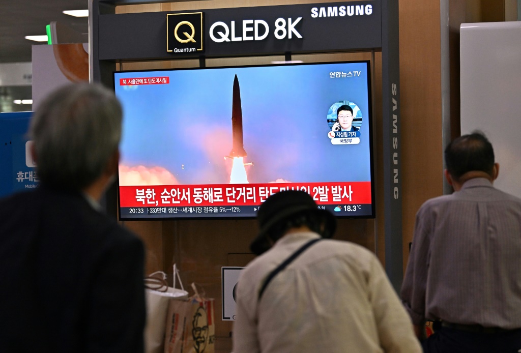 أشخاص يتابعون خبر اطلاق صاروخ كوري شمالي على شاشة تلفزيونية في محطة قطارات في سيول في 28 ايلول/سبتمبر 2022 (ا ف ب)