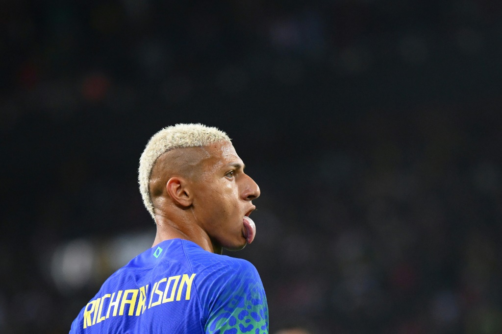 البرازيلي ريشارليسون بعد تسجيل هدف بلاده الثاني في المباراة الودية أمام تونس في ملعب بارك دي برانس في باريس في 27 أيلول/سبتمبر 2022 (أ ف ب)