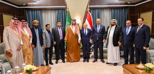 أعضاء مجلس القيادة اليمني مع وزير الدفاع السعودي (سبأ)
