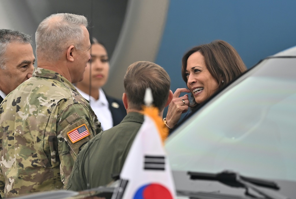 نائبة الرئيس الأميركي كامالا هاريس لدى وصولها إلى قاعدة أوسان الجوية في كوريا الجنوبية في 29 أيلول/سبتمبر 2022 (ا ف ب)