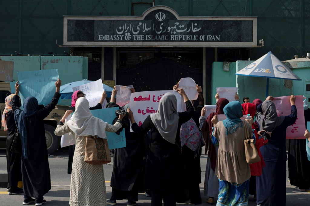 نساء أفغانيات يحملن لافتات ويتظاهرن أمام السفارة الإيرانية في كابول في 29 أيلول/سبتمبر 2022 (ا ف ب)