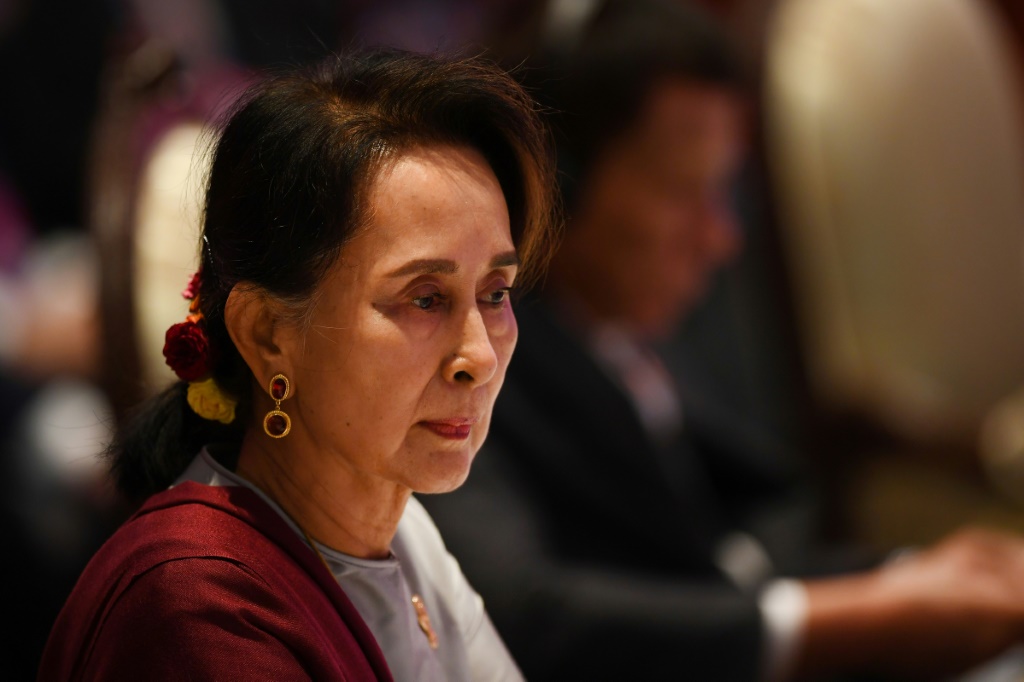 الزعيمة المدنية البورمية السابقة أونغ سان سو تشي في بانكوك في تايلاند في 3 تشرين الثاني/نوفمبر 2019 (ا ف ب)