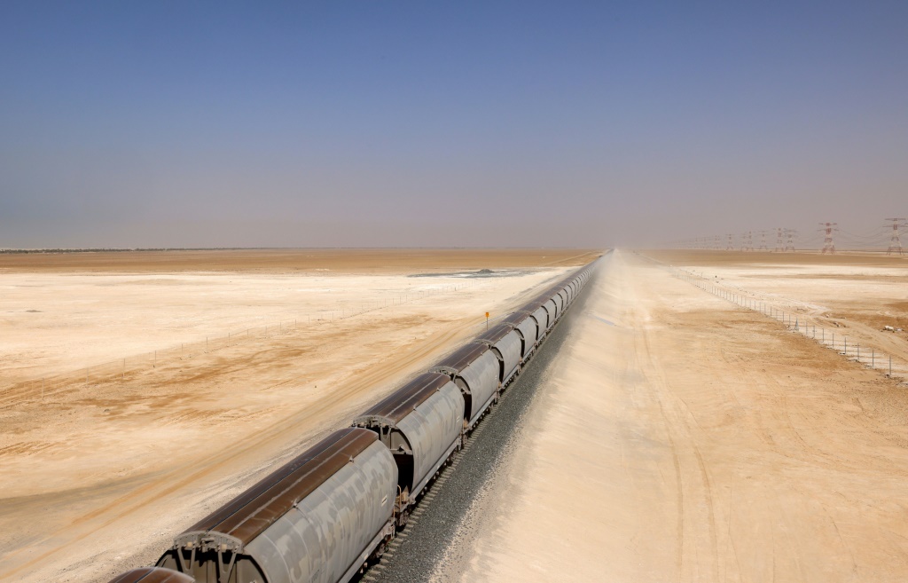 صورة التقطت في الأول من نيسان/أبريل 2021 من خط الاتحاد لسكك الحديد في الصحراء الإماراتية (ا ف ب)