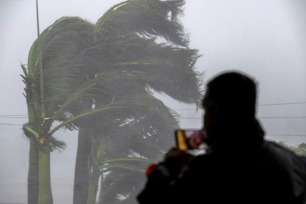 شخص يصوّر الرياح العاتية التي سبّبها إعصار إيان، في 28 أيلول/سبتمبر 2022 في بونتا غوردا، في فلوريدا (ا ف ب)  أ