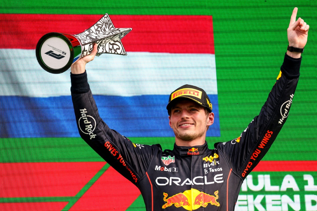 قد يحتفل سائق ريد بول الهولندي ماكس فيرستابن بلقبه الثاني توالياً في بطولة العالم للفورمولا واحد في حال إحرازه سباق جائزة سنغافورة الكبرى الأحد (ا ف ب)